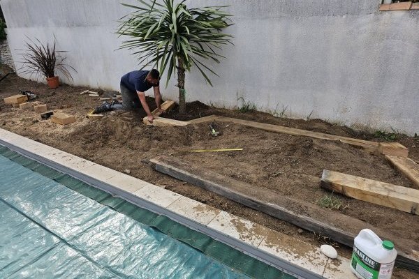 le long de la piscine PENDANT le long de la piscine PENDANT