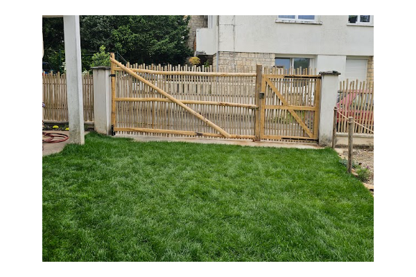 le portail et la clôture en perches d’eucalyptus le portail et la clôture en perches d’eucalyptus