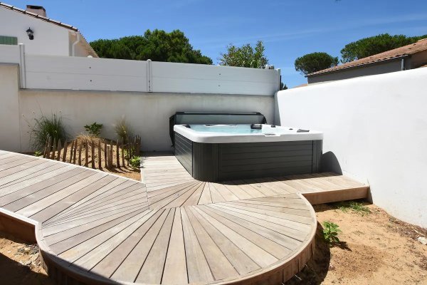 Un ponton remarquable pour accéder au jacuzzi